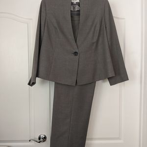 Beautiful Jones of New York suit